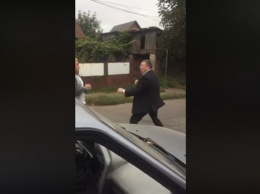 В Черновцах засняли драку чиновника с таксистом