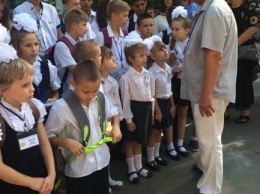 В парке Горького детям льготных категорий подарили портфели
