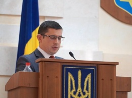 Распил: ради стандартов «новой украинской школы» парты хотели поделить на две части