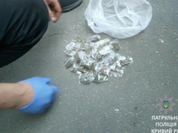 В Кривом Роге двое мужчин хранили 111 слип-пакетов с чем-то похожим на наркотики