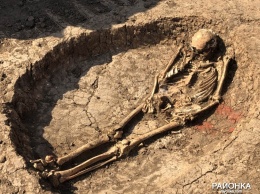 Запорожские археологи обнаружили скелет на раскопках кургана (Фото)