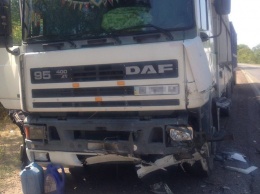 Под Вознесенском грузовик DAF врезался в Geely, водителя легковушки забрали в больницу