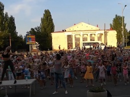 В Николаеве сотни детей разучивают массовый танец ко Дню города. Видео