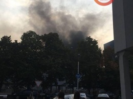 Появилось видео, как в Киеве на проспекте Степана Бандеры горит завод "Маяк"