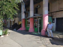 Реклама шаурмы: здание Фраполли в Одессе покрасили в кислотные цвета