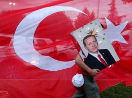 В Германии появился четырехметровый золотой Эрдоган