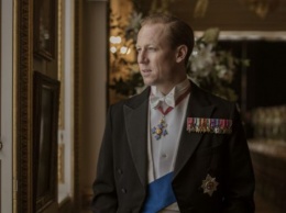 Опубликовано первое фото Тобайаса Мензиса в образе принца Филиппа в новом сезоне сериала "Корона"