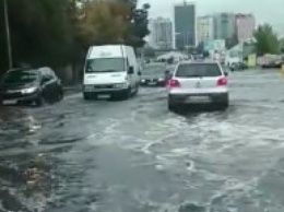Из-за дождя в Киеве затопило улицу Владимира Божко (видео)