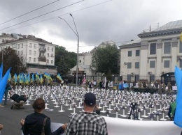 Под посольством России в Киеве устроили акцию памяти погибших под Иловайском (ФОТО, ВИДЕО)