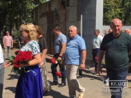 Под «Смерть ворогам» криворожские чиновники отправились возлагать цветы к памятнику воинам АТО