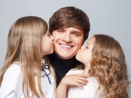 Анатолий Анатолич и его девочки: ведущий снялся в фотосессии с женой и дочками