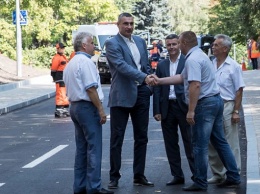 Кличко проверил качество ремонта улицы Генерала Родимцева
