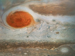 Ученые НАСА нашли "океаны воды" под облаками Юпитера