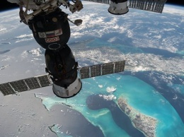 На МКС космонавты устраняют микротрещину на корабле "Союз"