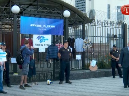 Под посольством РФ в Киеве вновь напомнили о похищенных Крыму