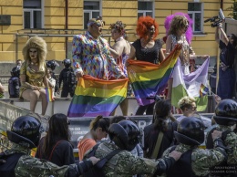 В Черновцах местные депутаты запретили проводить гей-парады