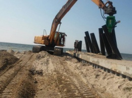 Соединение Тилигульского лимана с морем: рабочие устанавливают сваи. Фото