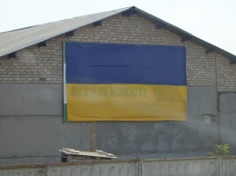 На Николаевщине по пути следования Порошенко неугодный борд закрыли флагом