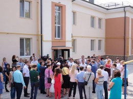 Ляшко в Мариуполе вручил ключи от квартир 20 семьям переселенцев