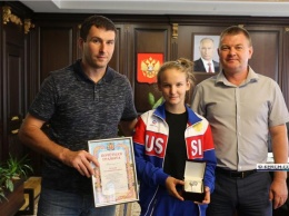 В Керчи поздравили чемпионку России по самбо
