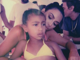 Ким Кардашьян осудили за публикацию снимка ее дочери Норт в бикини