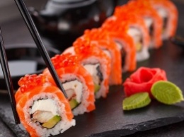 Токсикологи предупреждают об опасности суши с лососем