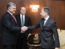 Порошенко обсудил с Волкером шаги по деоккупации Донбасса