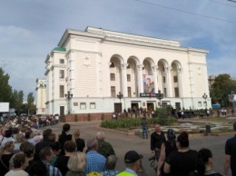 На похороны Захарченко в оккупированном Донецке свозят бюджетников и студентов