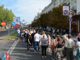 Похороны Захарченко в Донецке: закрытый гроб и "массовка из бюджетников"