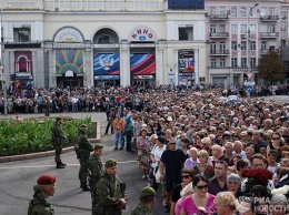 Сепаратисты говорят о десятках тысяч людей, пришедших прощаться с Захарченко