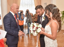 Мэр с соратниками поженил молодую пару одесситов