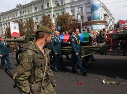 В "ДНР" простились со своим главой: проводить Захарченко пришли 200 000 человек (фото)