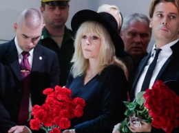 Она сильно плакала: Пугачева привезла всю семью на похороны Кобзона