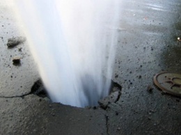 В Мелитополе прорвало водопровод, и из-под асфальта забил фонтан (видео)