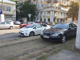 В Днепре водитель припарковал машину на трамвайных путях и заблокировал движение трамвая №1