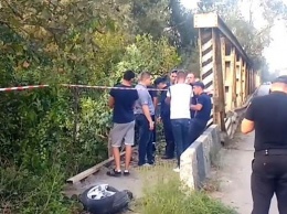 В Черновцах угонщик авто слетел с моста при бегстве от полиции