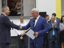 Вячеслав Непоп поблагодарил строителей за построенную школу на Осокорках