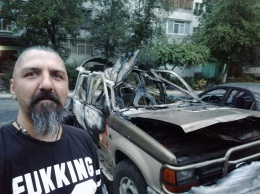Запорожский блогер сделал селфи на фоне сгоревшего авто