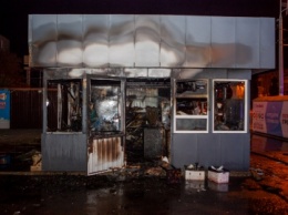 В Днепре в ночь на 4 сентября сгорел колбасный магазин и киоск с шаурмой