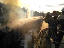 Пламя в грузовых вагонах тушили пожарным поездом (фото)