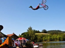 Днепрян приглашают на соревнования в прыжках в воду на велосипедах, самокатах и роликах