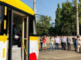 Будешь кататься: в Одессе презентовали новый электробус