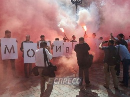Сессия Рады началась митингами у стен парламента