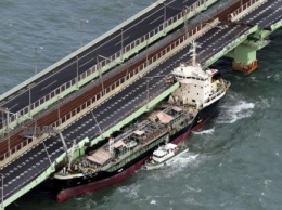 В Японии танкер прибило к мосту, а сам мост сместился (фото)