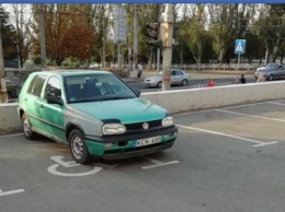 Херсонцы негодуют неправильно припаркованными "евробляхами"
