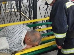 В центре Херсона спасатели освободили инвалида из уличного "капкана"