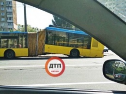 В Киеве троллейбус распался на две части во время движения (фото)