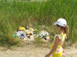«Бердянскэкотранс» убирает мусор, оставшийся после курортного сезона