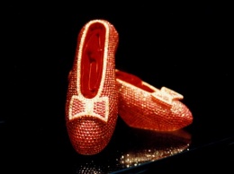Через 13 лет нашлись украденные рубиновые туфельки из фильма "Волшебник страны Оз"