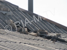 Сильный ветер повали дымоход и пробил крышу (фото)